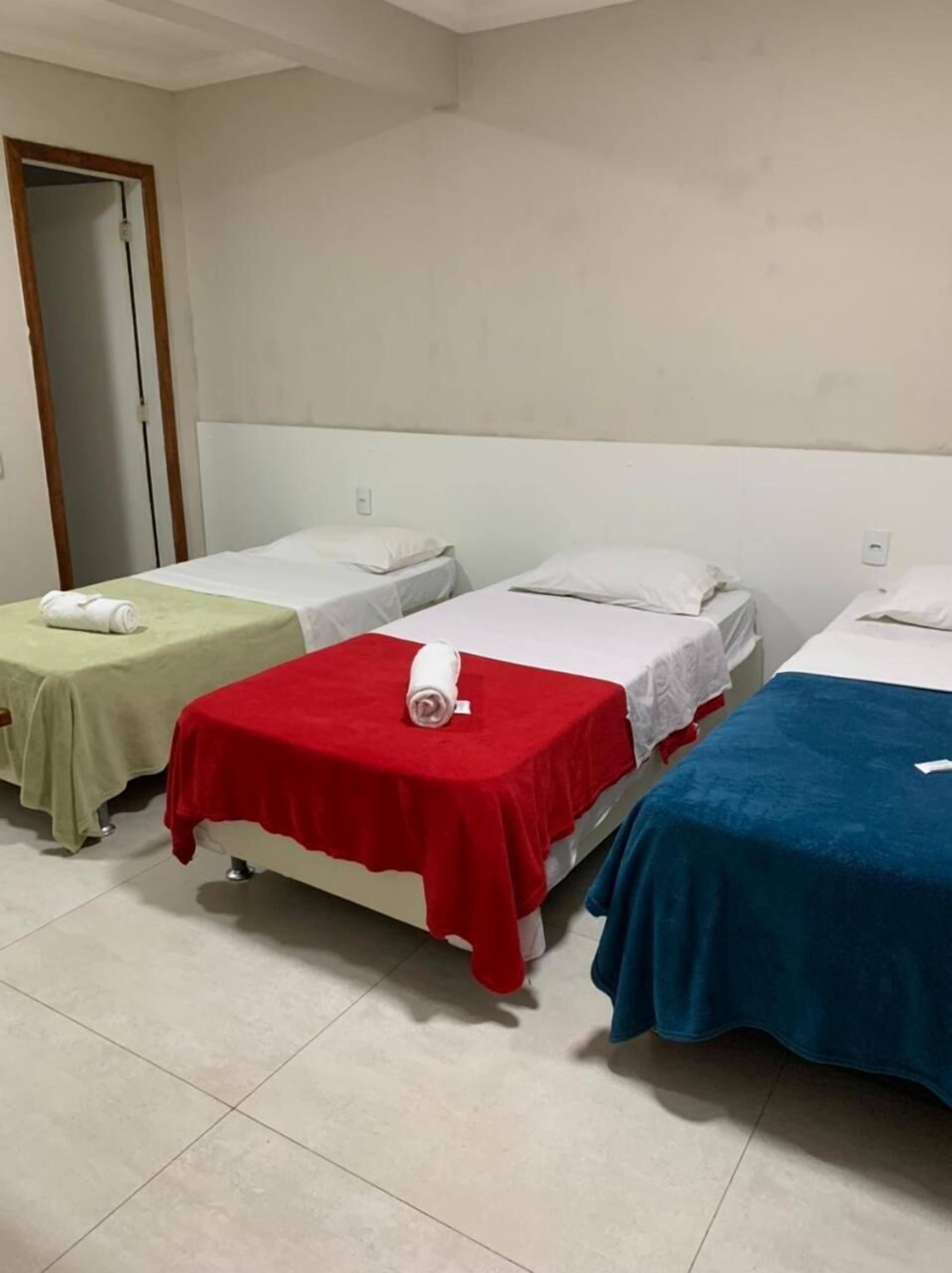 Minibar, cortinas blackout y ropa de cama 