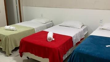 Minibar, cortinas blackout y ropa de cama