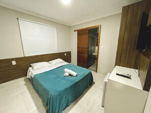 ميني بار وستائر تعتيم وملاءات أسرّة