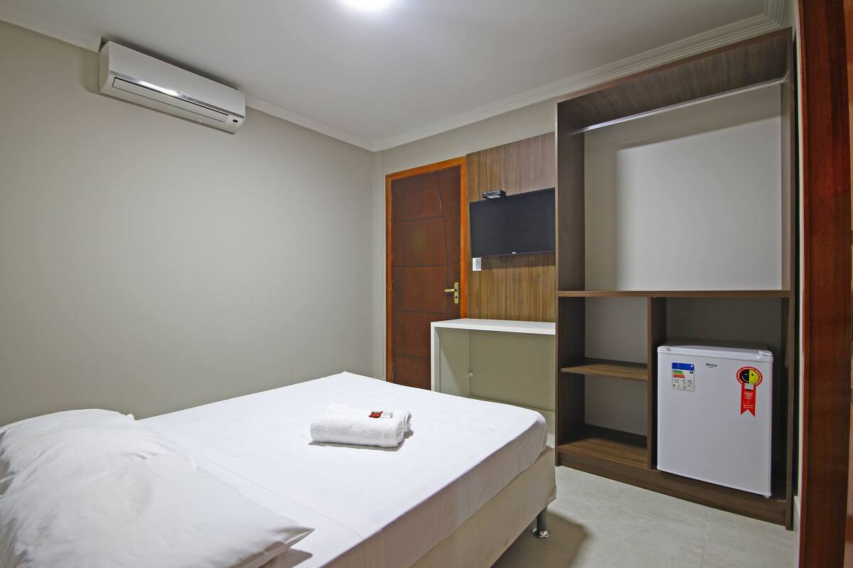Double Room | Minibar, blackout drapes, bed sheets