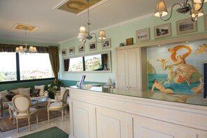 Lemari es besar, oven, dan kompor