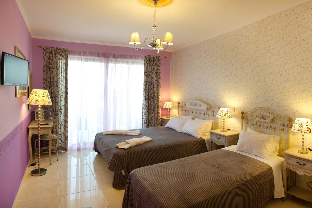 Deluxe Studio | In-room safe, soundproofing, cribs (free), WiFi (free)