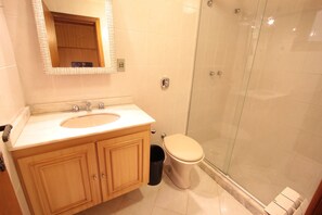 Duplex, 3 quartos | Banheiro | Chuveiro, toalhas de banho