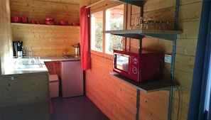 Chalet, 2 Schlafzimmer | Eigene Kochnische | Kühlschrank, Mikrowelle, Herdplatte, Wasserkocher mit Kaffee-/Teezubehör