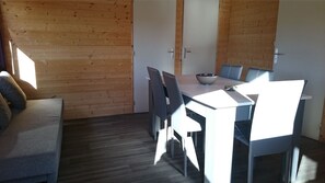Chalet, 2 chambres | Restauration dans la chambre