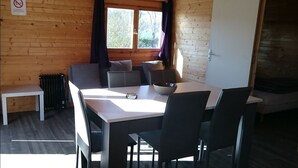 Chalet, 2 Bedrooms | In-room dining - Camping Le Bord du Lac (Bilieu)