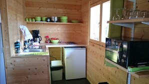 Chalet, 2 Bedrooms | Private kitchenette | Coffee/tea maker, fridge, microwave, stovetop - Camping Le Bord du Lac (Bilieu)