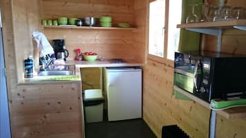 Chalet, 2 habitaciones | Cocineta privada | Refrigerador, microondas, parrilla de estufa y cafetera y tetera