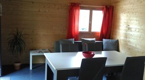 Chalet, 2 chambres | Restauration dans la chambre