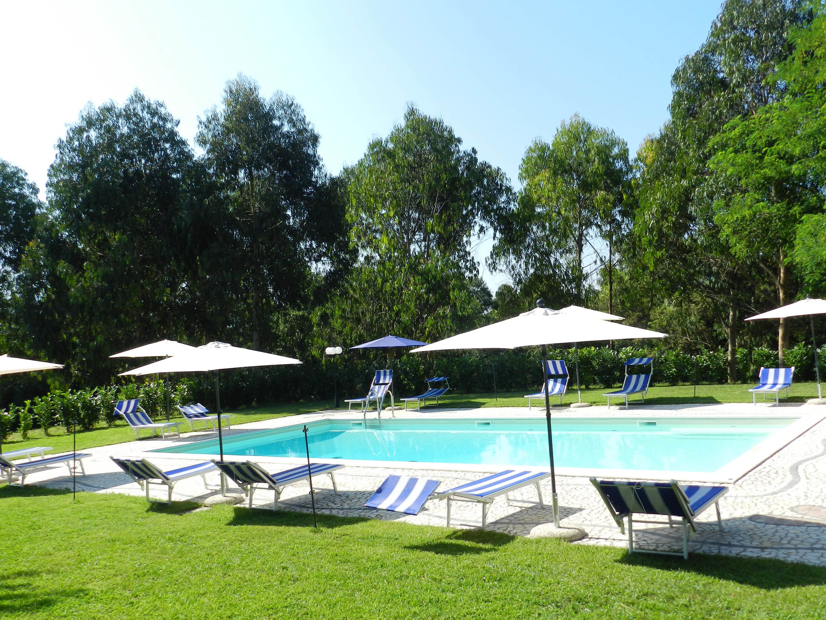 Außenpool (je nach Saison geöffnet), Sonnenschirme, Liegestühle