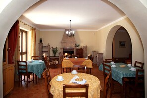 Free daily buffet breakfast - Il Nibbio Reale Country House (Rocca d'Evandro)