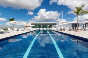 สระว่ายน้ำกลางแจ้ง