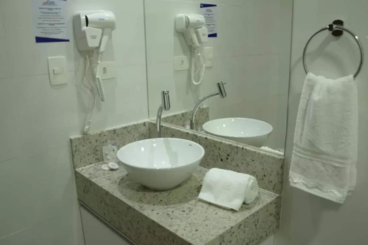 shower, free toiletries, towels