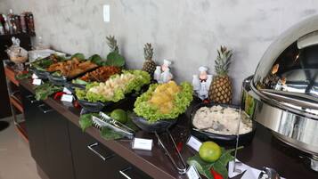 Café da manhã completo grátis durante a semana