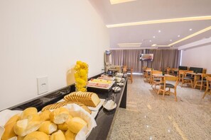 Café da manhã com buffet grátis todos os dias