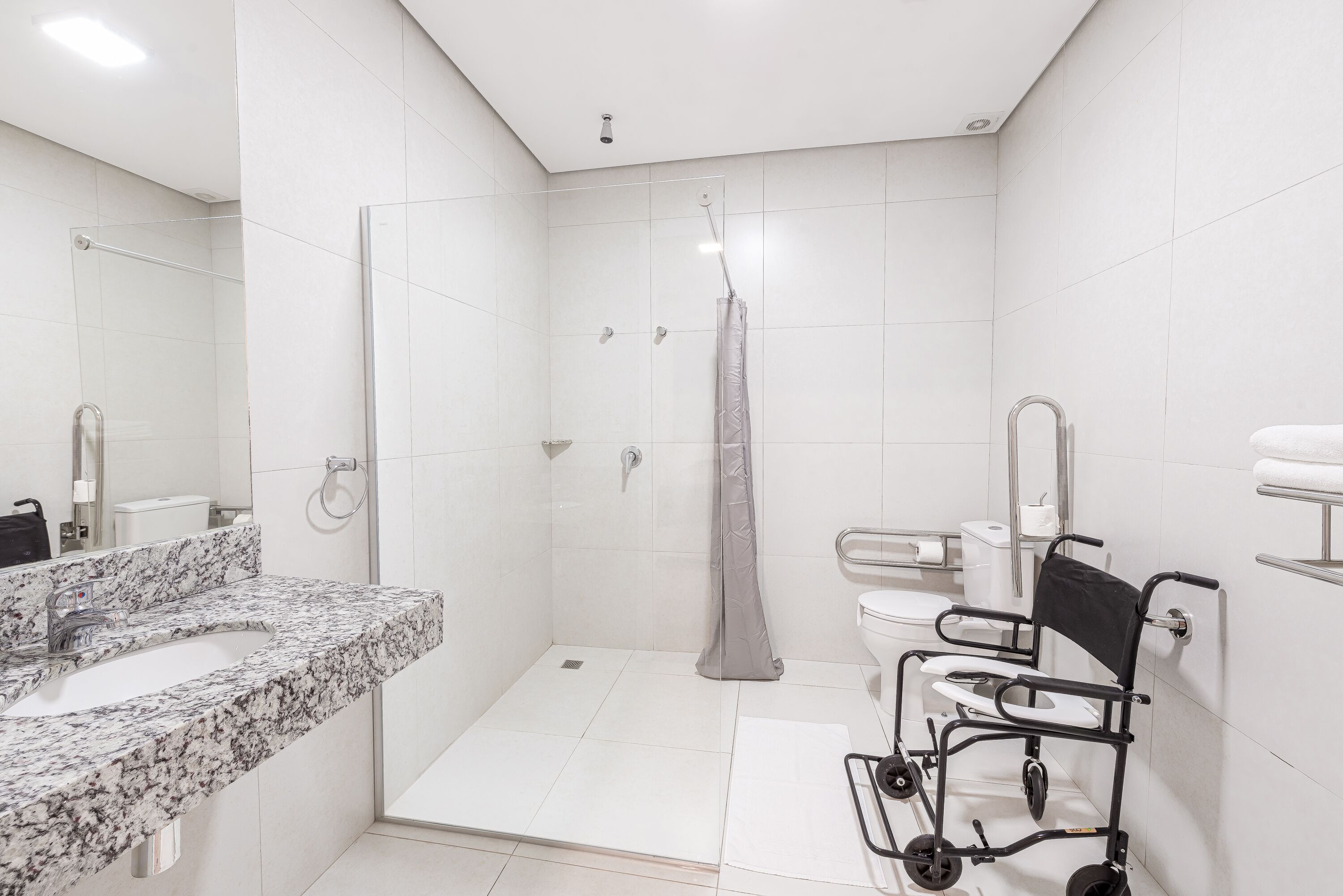 adaptado | minibar, desk, blackout curtains, iron/ironing board