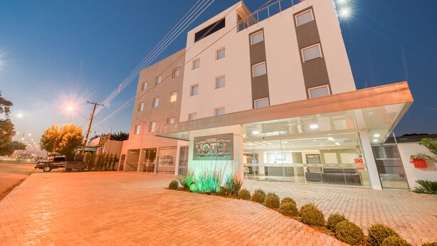 A modern hotel with a prominent entrance, a reception area, and a clear sky. - Prime Hotel Ponta Porã (Ponta Pora)