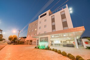 Fachada da propriedade à noite