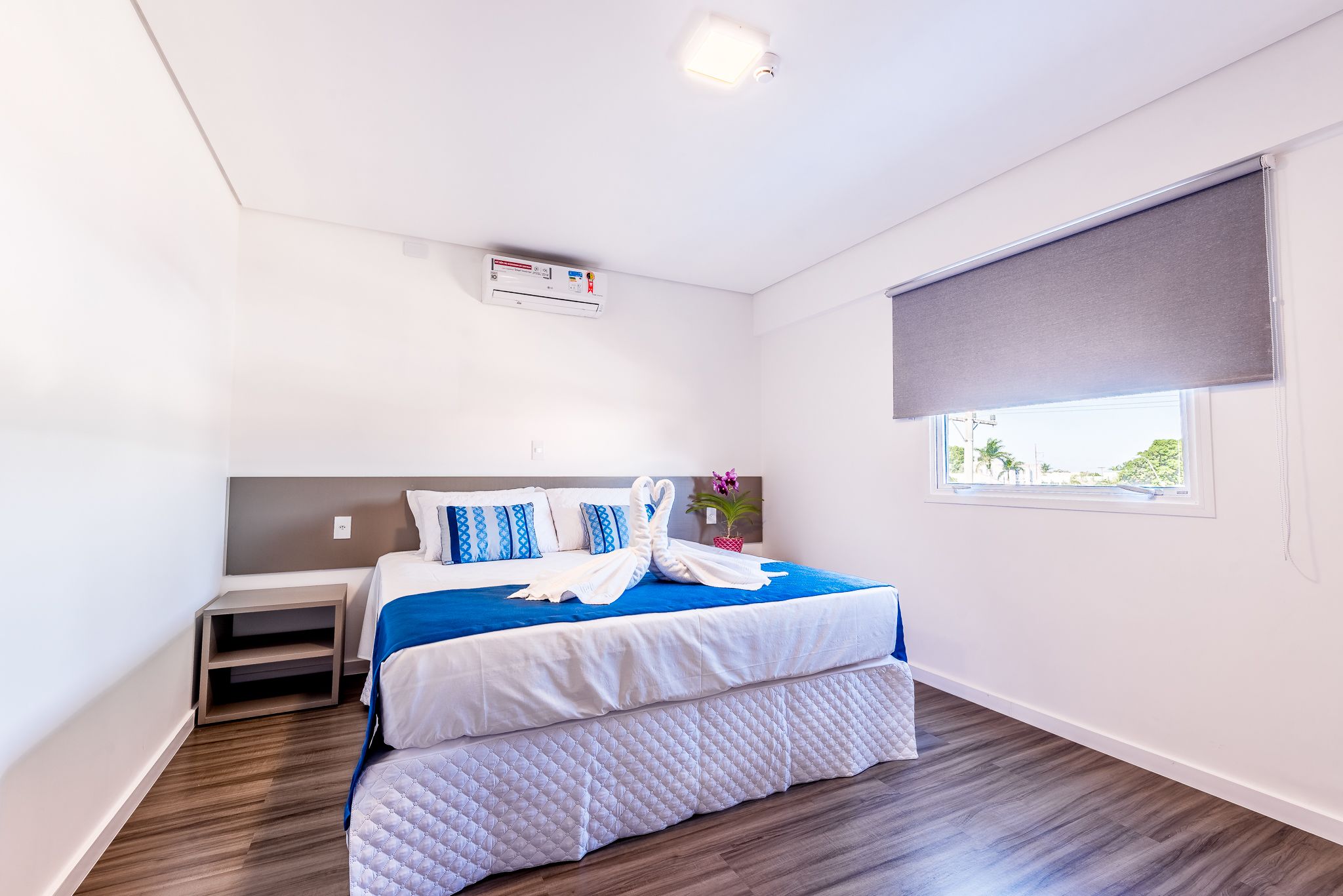 adaptado | minibar, desk, blackout curtains, iron/ironing board