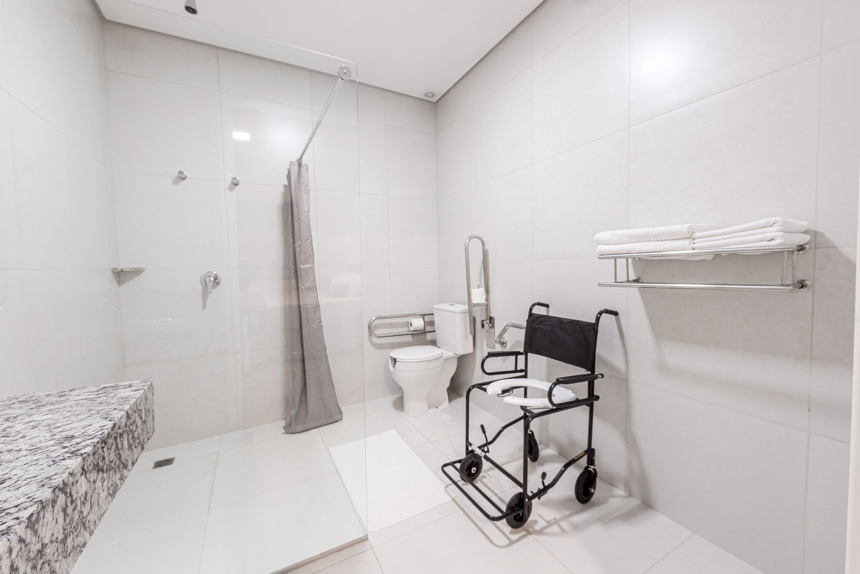 adaptado | minibar, desk, blackout curtains, iron/ironing board