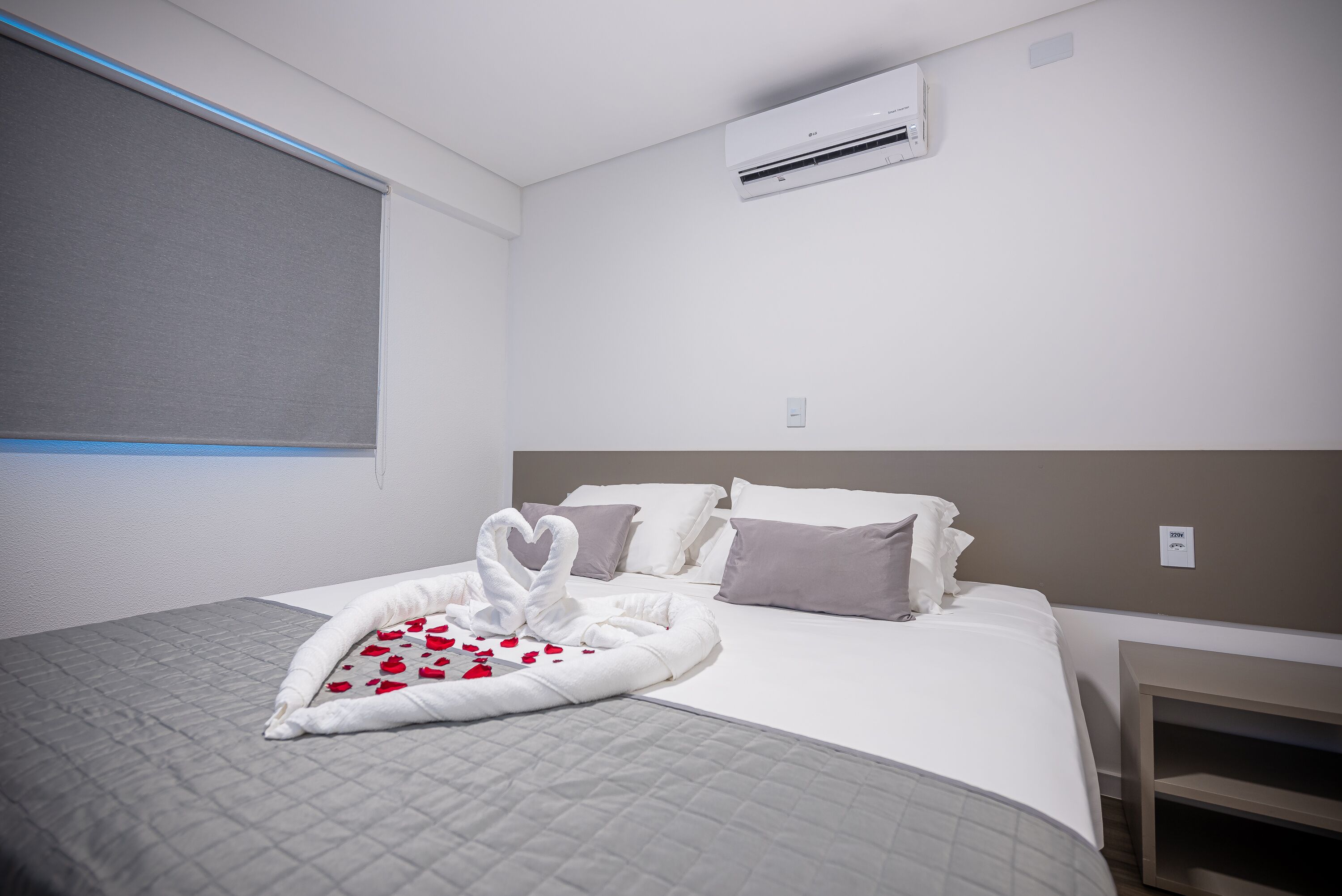 duplo casal | minibar, desk, blackout curtains, iron/ironing board