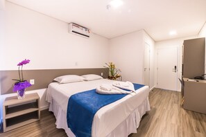 Duplo Casal | Frigobar, escrivaninha, cortinas blackout, ferros/tábuas de passar roupa