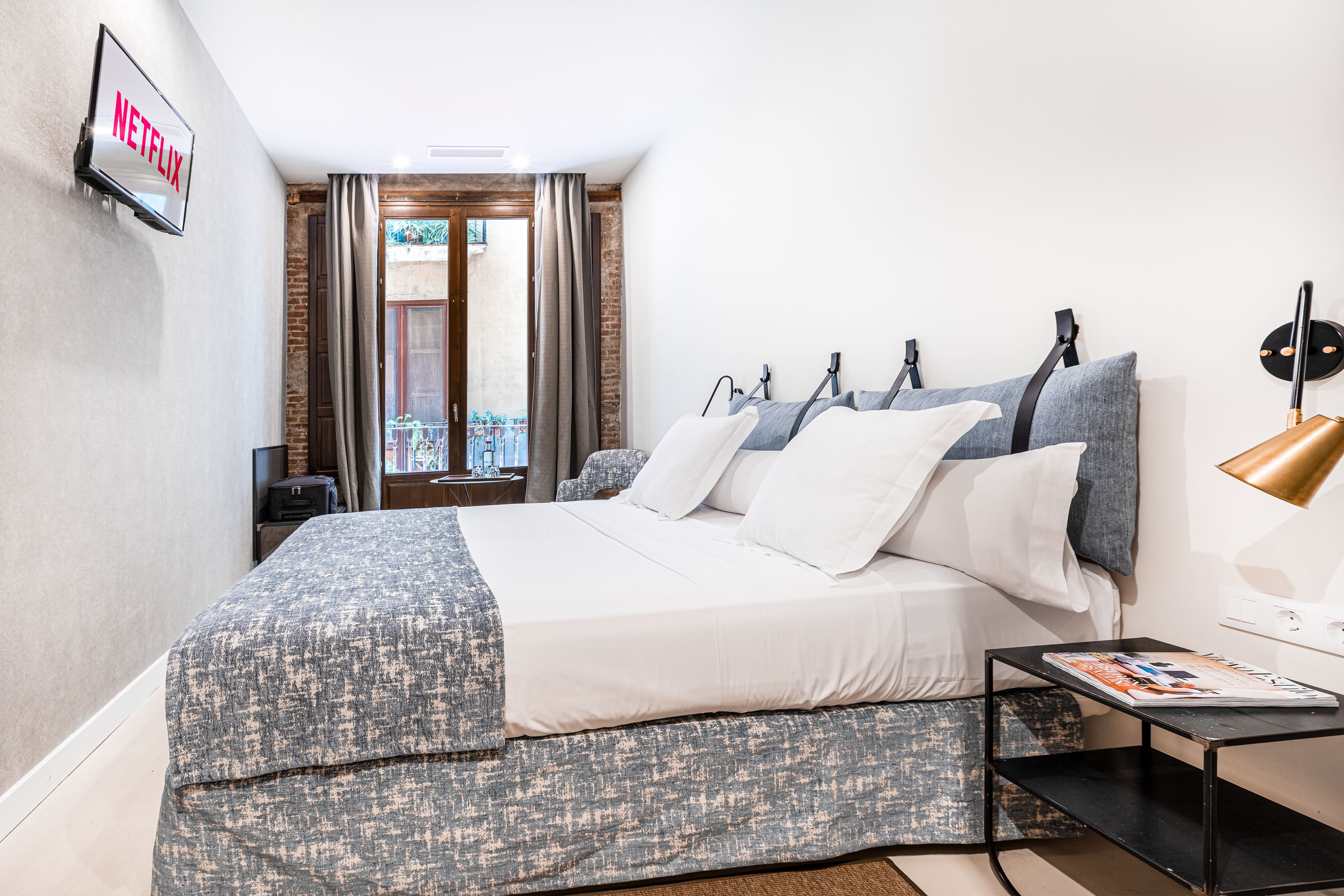 Bureau, espace de travail pour ordinateur portable, rideaux occultants