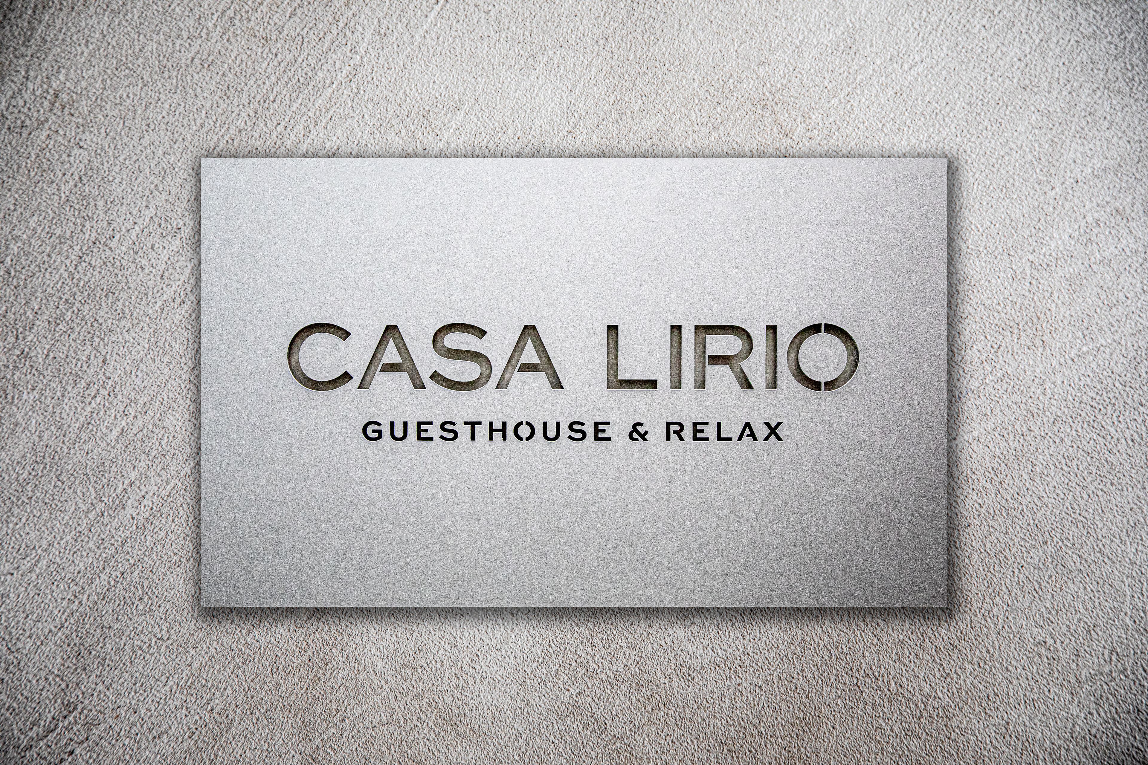 Tarjeta de presentación de CASA LIRIO, un hostal y espacio para relajarse.