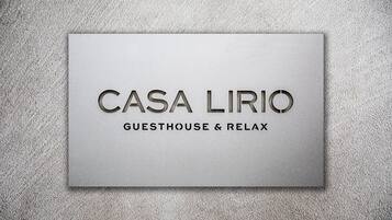 Tarjeta de presentación de CASA LIRIO, un hostal y espacio para relajarse.