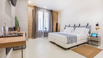 Un dormitorio moderno con cama, mesita de noche y escritorio con silla.