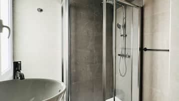 Double Room | Bathroom | Bathtub, free toiletries, hair dryer