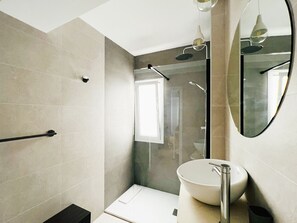 雙人房 | 浴室 | 浴缸、免費盥洗用品、吹風機