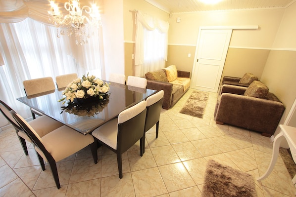 House, 3 Bedrooms | Living room