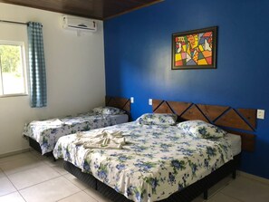 Habitación cuádruple | Minibar, tabla de planchar con plancha, wifi gratis y ropa de cama