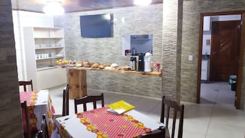 Café da manhã com buffet grátis todos os dias