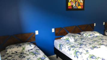 Minibar, tabla de planchar con plancha, wifi gratis y ropa de cama