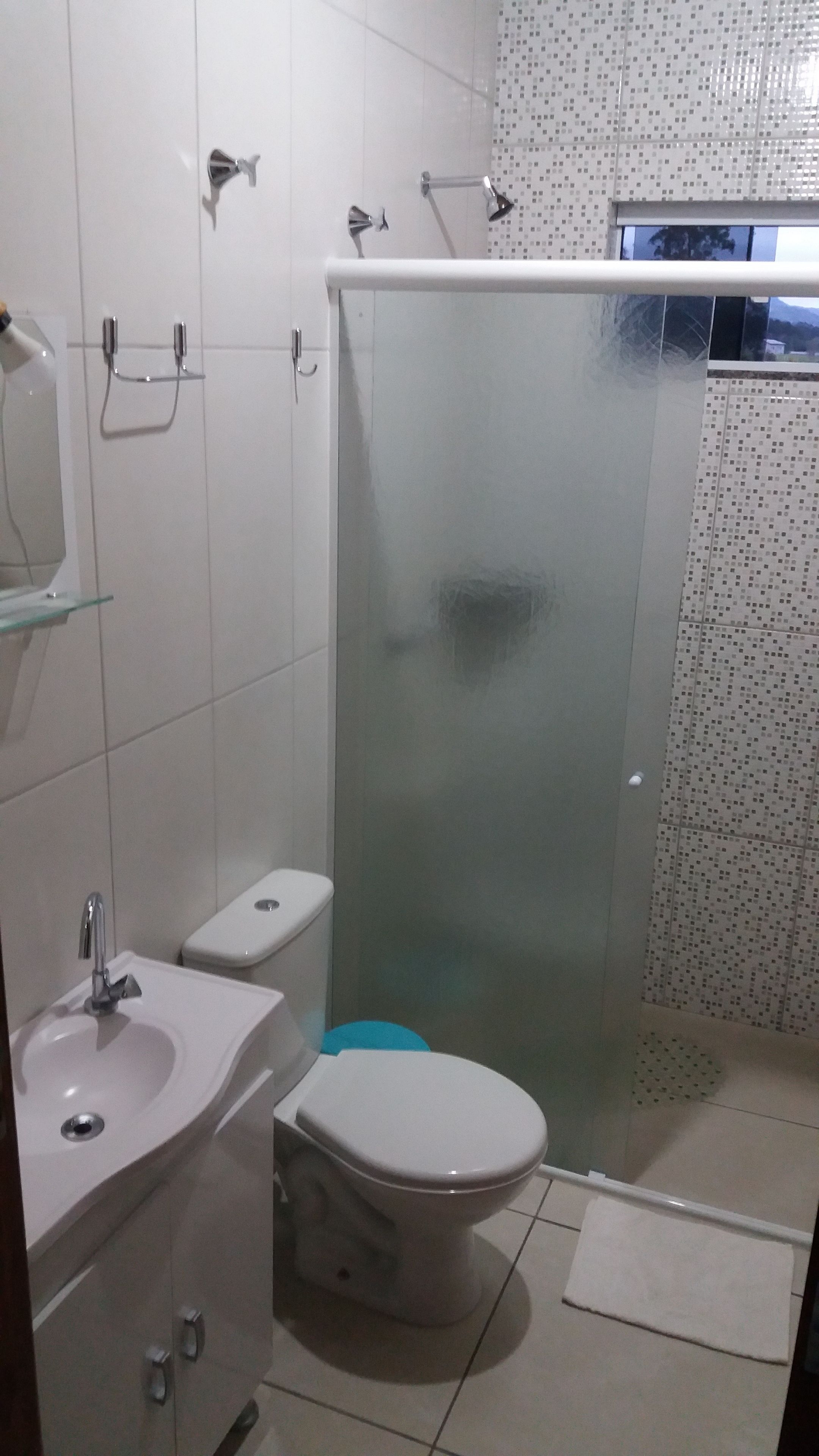 Quarto triplo | Banheiro | Chuveiro, produtos de toalete grátis, secador de cabelo 
