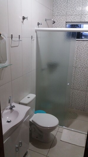 Quarto triplo | Banheiro | Chuveiro, produtos de toalete grátis, secador de cabelo 