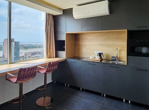 Deluxe Studio, 1 Queen Bed, Non Smoking | Private kitchen | Fridge, microwave, stovetop, coffee/tea maker - Appartement Lamblin (Abidjan)