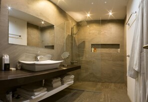 Appartement Deluxe | Salle de bain | Sèche-cheveux, serviettes fournies, savon, shampoing