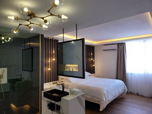 Deluxe Apartment | Bathroom | Hair dryer, towels, soap, shampoo - Appartement Lamblin (Abidjan)