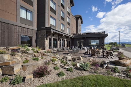 Exterior. Glacier International Lodge