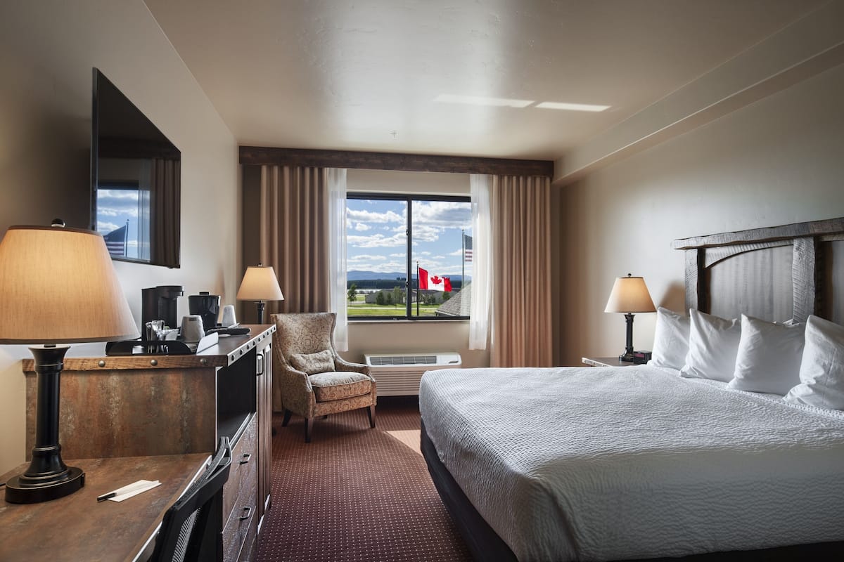 room, 1 king bed, non smoking | premium bedding, in-room safe, desk, blackout curtains