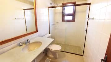 Apartamento, 2 quartos | Banheiro | Chuveiro, toalhas de banho