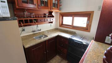 Apartamento, 2 quartos | Cozinha privada | Geladeira, micro-ondas, fogão