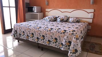 Quarto casal ou duplo | Frigobar, escrivaninha, cortinas blackout, ferros/tábuas de passar roupa