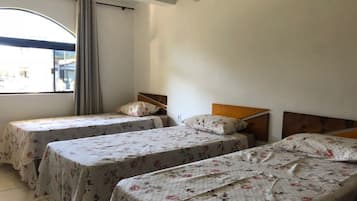 Minibar, escritorio, cortinas blackout y tabla de planchar con plancha