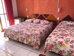 ห้องทริปเปิล | มินิบาร์, โต๊ะทำงาน, ผ้าม่านกันแสง, เตารีด/โต๊ะรีดผ้า