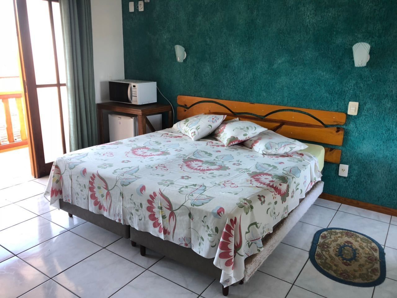 غرفة مزدوجة أو بسريرين منفصلين | ميني بار ومكتب وستائر تعتيم ومكواة/لوح كي