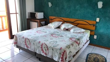 Minibar, escritorio, cortinas blackout y tabla de planchar con plancha